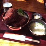 tonkatsuchirorimmura - ソースカツ丼とお漬物とお味噌汁。お味噌汁は陶器の器で出てきました。