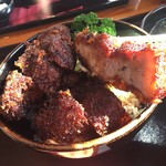 とんかつ チロリン村 - 一個一個がとても肉厚です。