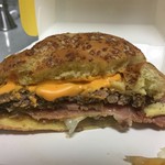 マクドナルド - 2017年11月。限定のアメリカンデラックスチーズビーフバーガー断面。