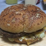 マクドナルド - 2017年11月。限定のアメリカンデラックスチーズビーフバーガー490円。クーポンで20円引き。