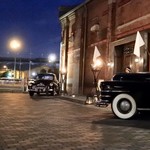 クラッシックカーと煉瓦造の建物のコラボが格好いい！