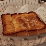 AKARENGA STEAK HOUSE -  3種のチーズのトースト