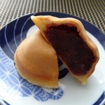 Mangetsu - ◆皮は薄いのですけれど、モチモチ感があり食感がいいのですよ。 中には「つぶ餡」が入っていますが、甘さ控えめで美味しい。