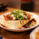 一月家 - ココに来たら太田和彦氏の三大”油どうふ”、温かい豆腐に醤油ポン酢が掛かっています。薬味がない方が湯豆腐らしく好みでした