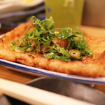 一月家 - 厨房から出来立てを出してくる大将にジャスチャーで注文した、甘く旨い揚げの”焼きあげ”