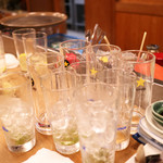 一月家 - 本日の空ジョッキの数々（※奥の方の3つはウチのではありません。)