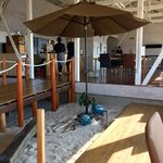 ファンズキッチン アセンブル - 窓際カウンターから店内を見渡すと。
