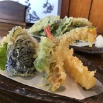Sobano Sato - 天ぷら盛り合わせ、わさびの葉の天ぷら