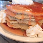 Cinnamon's - ホールケーキ並みの グァバパンケーキ(^_^;)