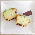 75967432 - チョコミントマフィン 税込@357円
                      断面。チョコはビターで控えめ。ミントの爽快感も感じる、ナチュラルなマフィン。