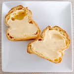 75967434 - 鵠沼シュークリーム 税込@226円
                      この日は半分にカットしていただいたけど、1個丸々だと食べるのが大変そう(笑)