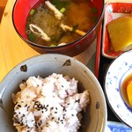 あしたば - 雑穀米と味噌汁です