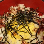 軍ちゃん 直江津店 - 海鮮丼<上>(税抜き1500円)
                                魚貝が盛られたお椀とご飯の盛られたお椀は2段重ねとなっている