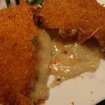 軍ちゃん - かにみそたっぷりクリームコロッケ(税抜き500円)の中身はかにみそ色