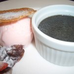 ビストロ･カズ - 黒胡麻のプリンのチュイル添え
