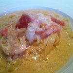 クッチーナ・ベジターレ・オット - エビと玉ねぎ・フレッシュトマトクリームソス　自家製フェットチーネ