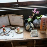 和み茶屋 - [内観] 店内 窓側 飾り棚