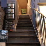 アカ - 店舗へのアプローチ