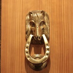 アカ - 入口ドアのノックハンドル