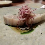 アカ - 鰆の炭火焼きと、赤玉葱サラダとペドロヒメネスビネガー