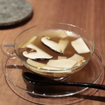 アカ - キノコのスープ（ナメコ、舞茸、えのき）