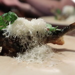 アカ - 子持ち鮎の炭火焼き、シェリーワインビネガーを煮詰めたソースと、マンチェゴチーズ