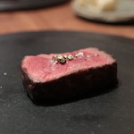 アカ - 牛肉の炭火焼き（岩手の黒毛和牛イチボ、川岸牧場 神戸牛ロース）