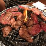 焼肉 八虎 - 焼けてます！