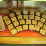 御菓子司　虎屋吉末 - 樽形煎餅の陳列