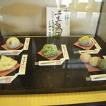 御菓子司　虎屋吉末 - 季節の上生菓子の陳列