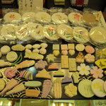 御菓子司　虎屋吉末 - バラ売りの干菓子の陳列