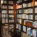 亀の井別荘 - 談話室の書棚