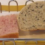 レ・スリジェ - 紫芋のパンとゴマのパン（自家製）