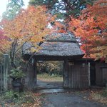 亀の井別荘 - 入り口の紅葉