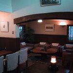 亀の井別荘 - 談話室内