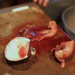 うを徳 - 赤貝（あかゞひ）を捌（さば）く