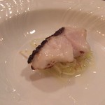 f - イタリアの魚醤を使ったアラとりんごにグレープフルーツ