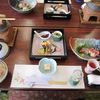 大岳荘 - 料理写真:今回は２０人近いメンバーでの宴会だったから既にテーブルには最初のお膳が並んでました。