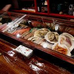 江戸心 山ぼうし - ネタケースには美味しそうなものが山盛り