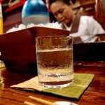 江戸心 山ぼうし - お酒のグラスが可愛い　バックには奥様