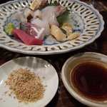 江戸心 山ぼうし - お造りは胡麻塩と醤油で食べます