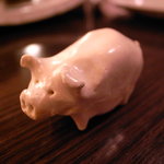 ブタの箸置きが可愛い。店内には「豚さんグッズ」がいっぱいあります。