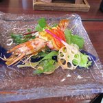 Ootakesou - 車海老のサラダです、車海老が贅沢に丸ごと一匹使ってあります。