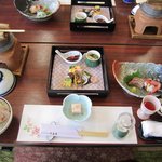 大岳荘 - 今回は２０人近いメンバーでの宴会だったから既にテーブルには最初のお膳が並んでました。