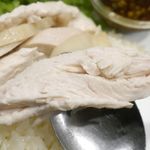 東京カオマンガイ - 旨味たっぷりでぷりぷりとした食感のお肉をがぶりと食し