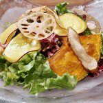 臥薪 - 根菜のパチパチチップスサラダ。