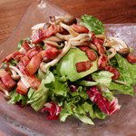 臥薪 - カリカリベーコンとしめじとアボガドのグリーンサラダ。