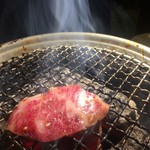 焼肉 正剛 - 肉を焼いている風景…
