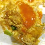 東京カオマンガイ - 今度はチリソースを添えて食べてみると、甘辛いチリソースの風味が合わさって食がメチャメチャ進みます。