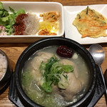 韓美膳 - 「サムゲタン」セット。
            参鶏湯はそこそこ美味です。
            他は手作り感が低く、ビミョー。。